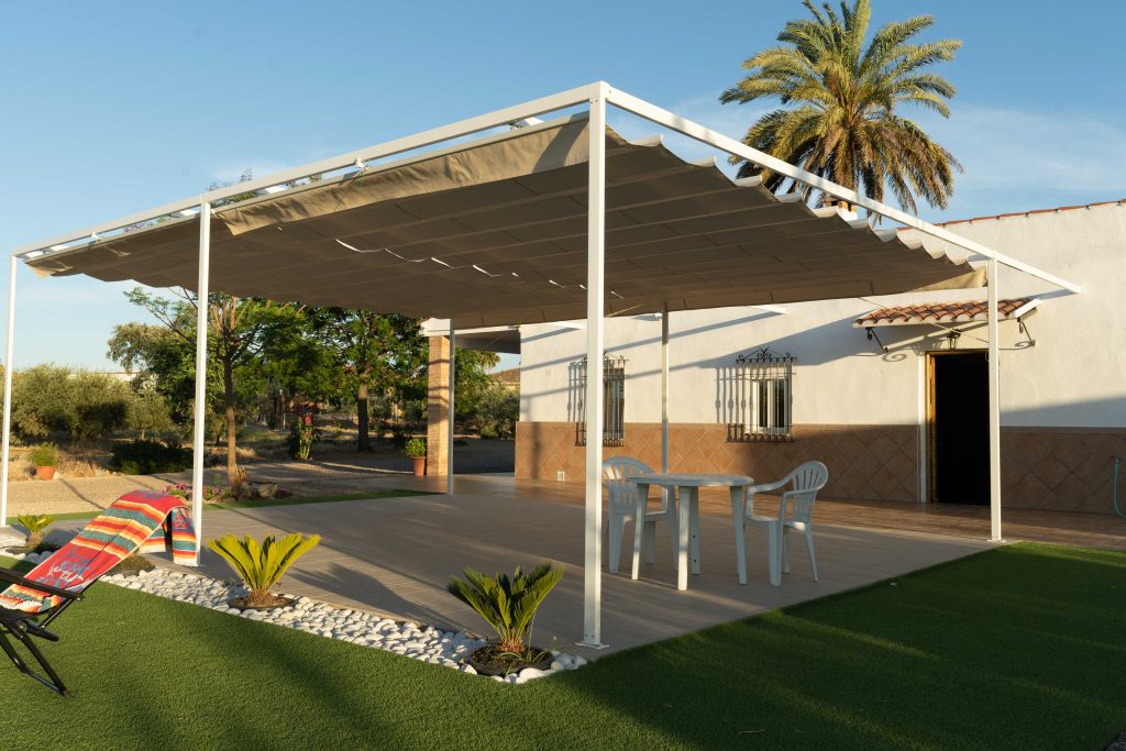 Casa de Pepito pérgola jardín